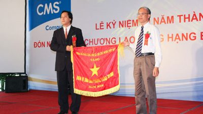 CMS vinh dự đón Huân chương Lao động Hạng ba và Cờ thi đua Chính Phủ